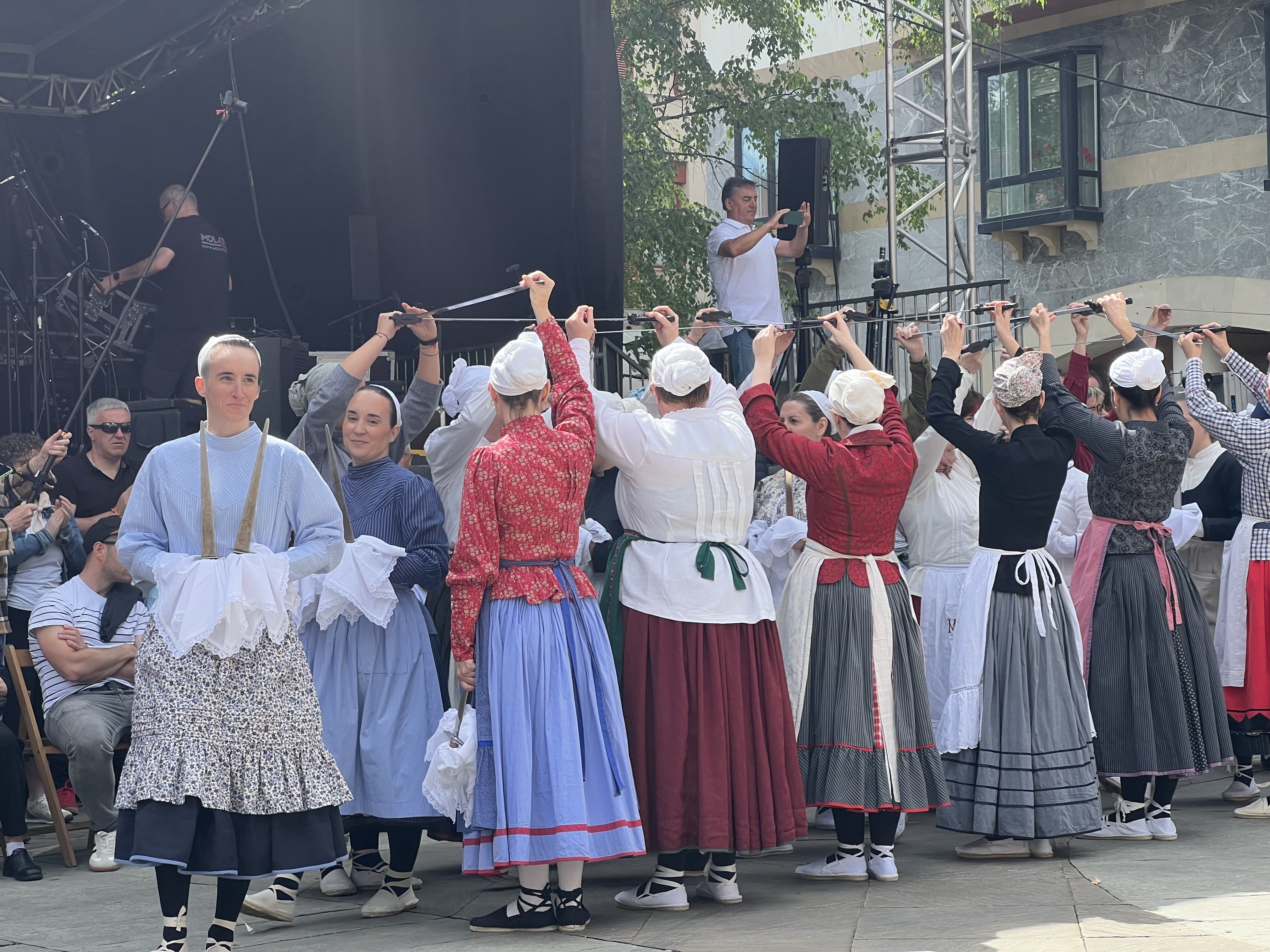 Histórica y emotiva Ezpata Dantza