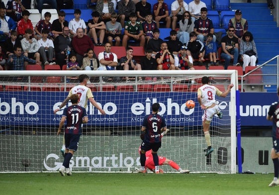 Panichelli conecta el esférico en el último minuto del partido para dar la victoria ayer en Ipurua al Mirandés.