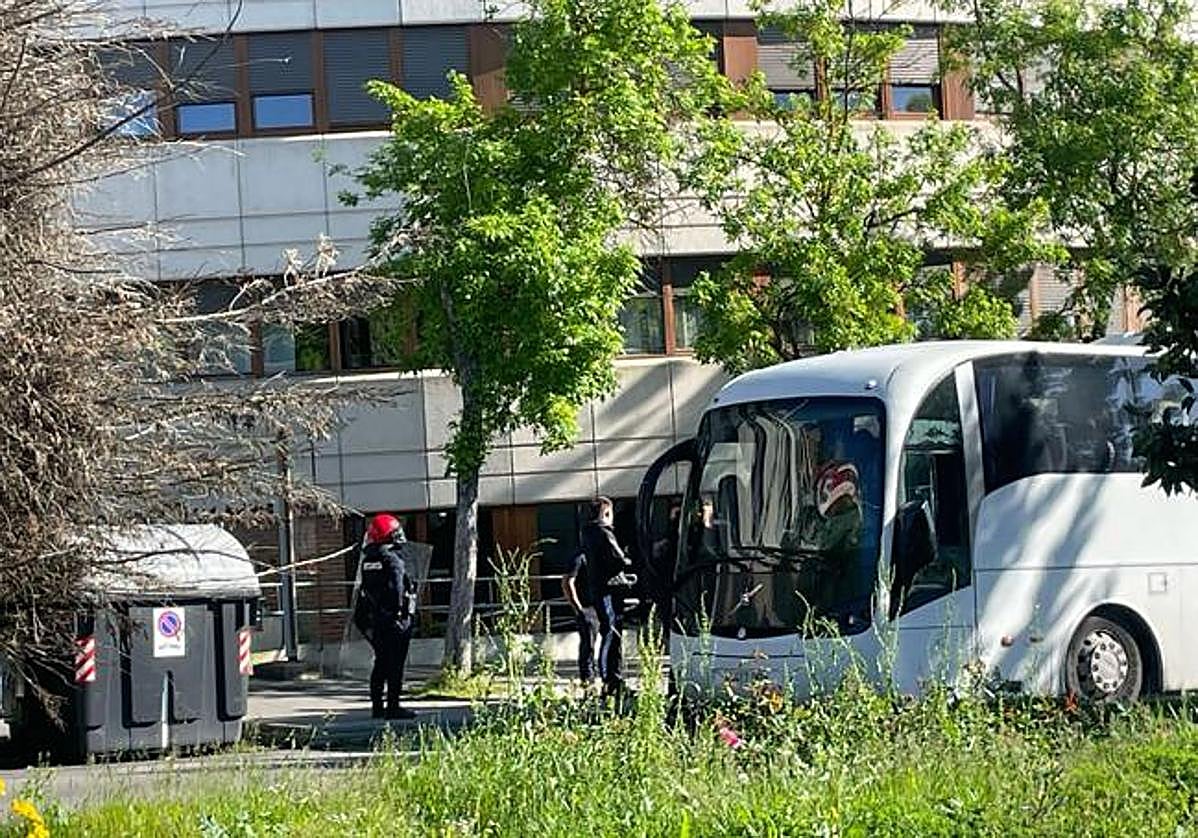 Agentes de la Ertzaintza detienen un autobús de seguidores radicales del Atlético de Madrid en Vitoria.