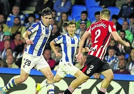 Pablo Marín encara a Gorosabel mientras es dobladopor la banda por Aihen en una de las pocas accionesofensivas de la Real.