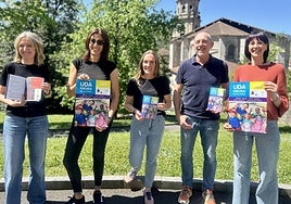 Técnicos municipales, responsable de Jardun y la concejala del área en la presentación del programa.