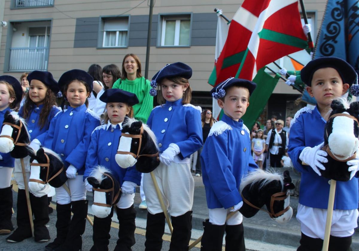 Danborrada. Zalduntxoak herriko gurutzearen aurrean egindako geldialdian.