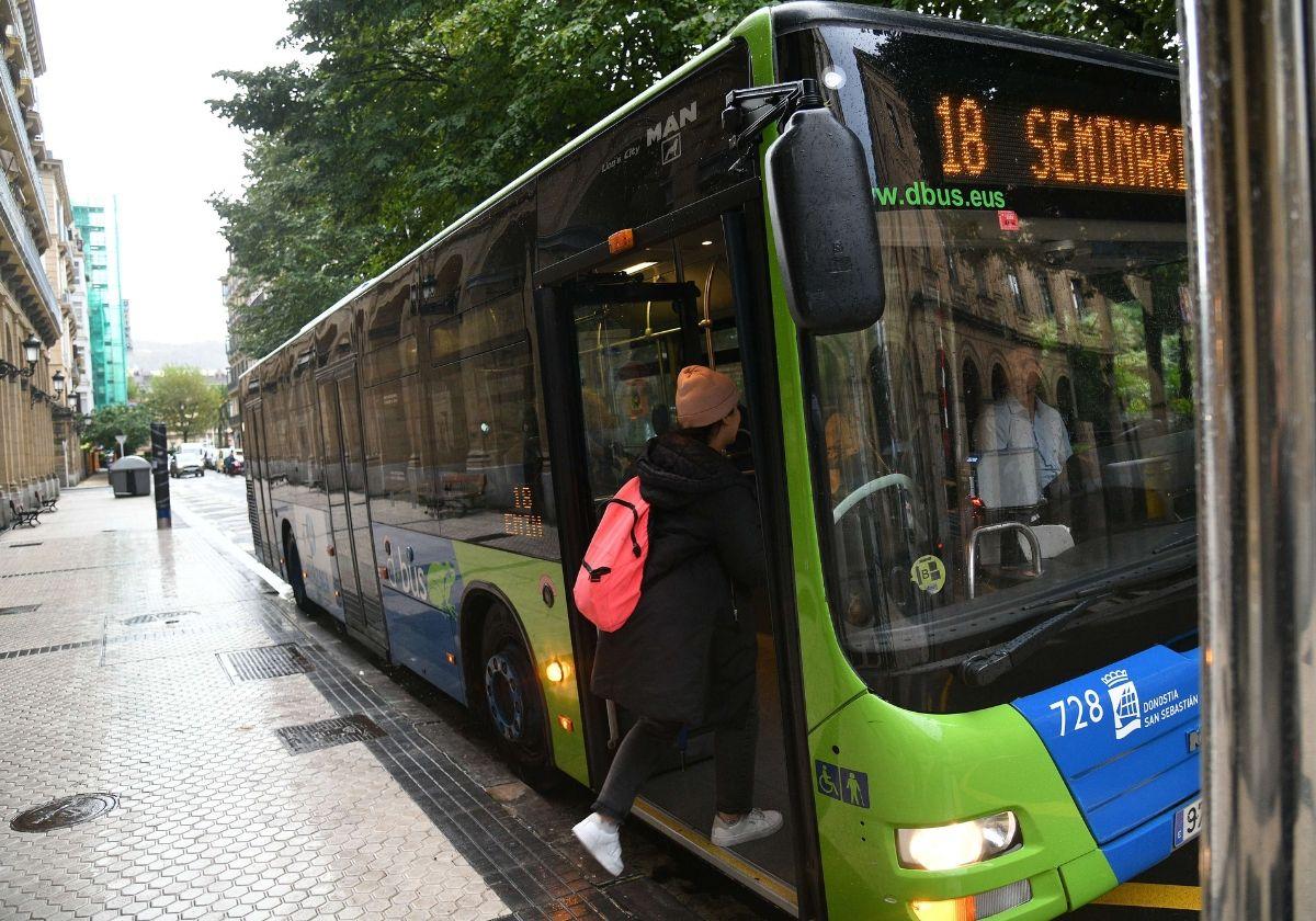 Una usuaria sube al autobús 18 de Dbus.