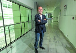 Juan Ignacio Pérez Iglesias, en uno de los pasillos del BCBL, en la sede donostiarra de Miramon.