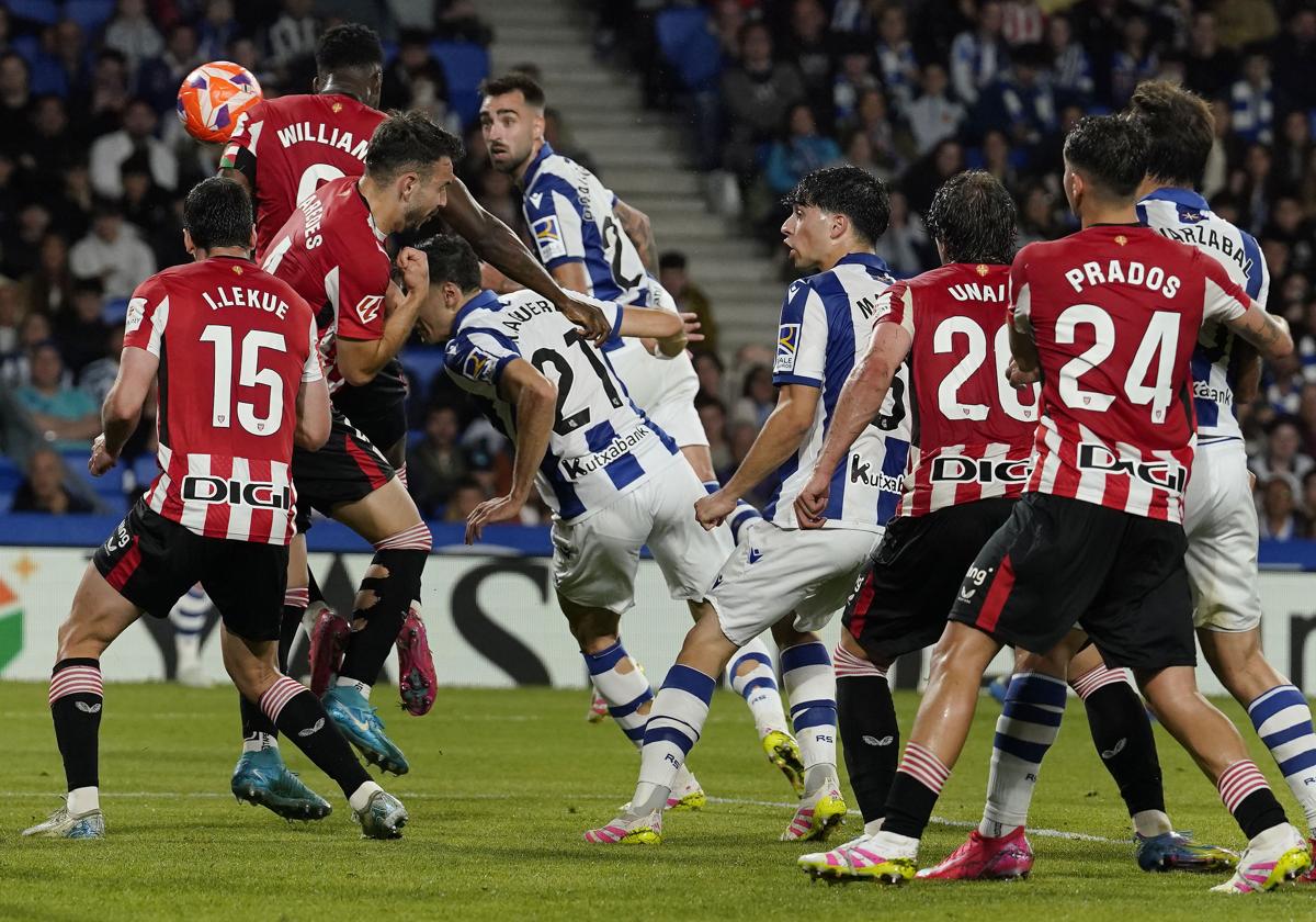Brais tuvo la mejor ocasión del partido con un cabezazo, que Unai Simón salvó con un paradón.