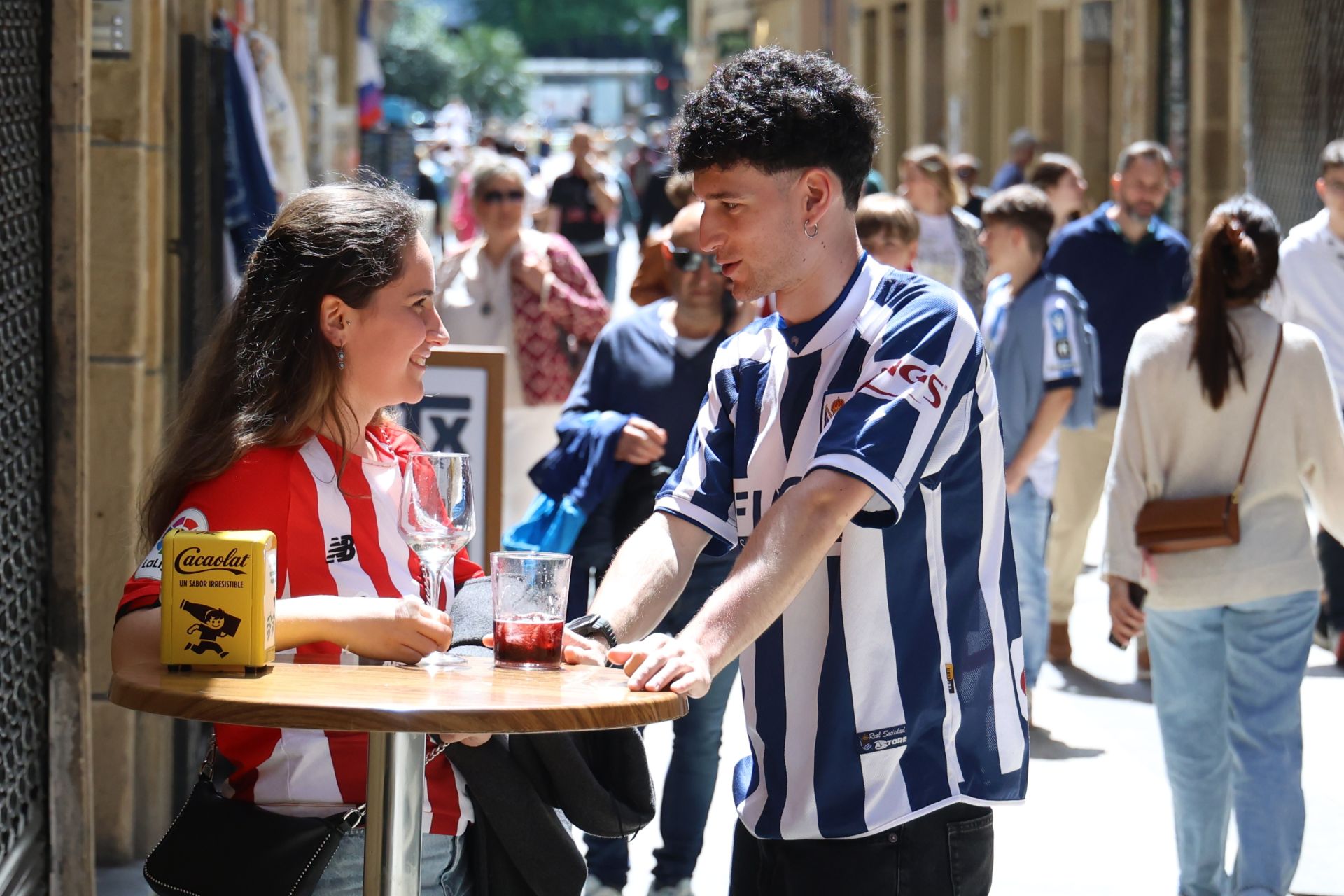 El derbi ya calienta motores en las calles de Donostia