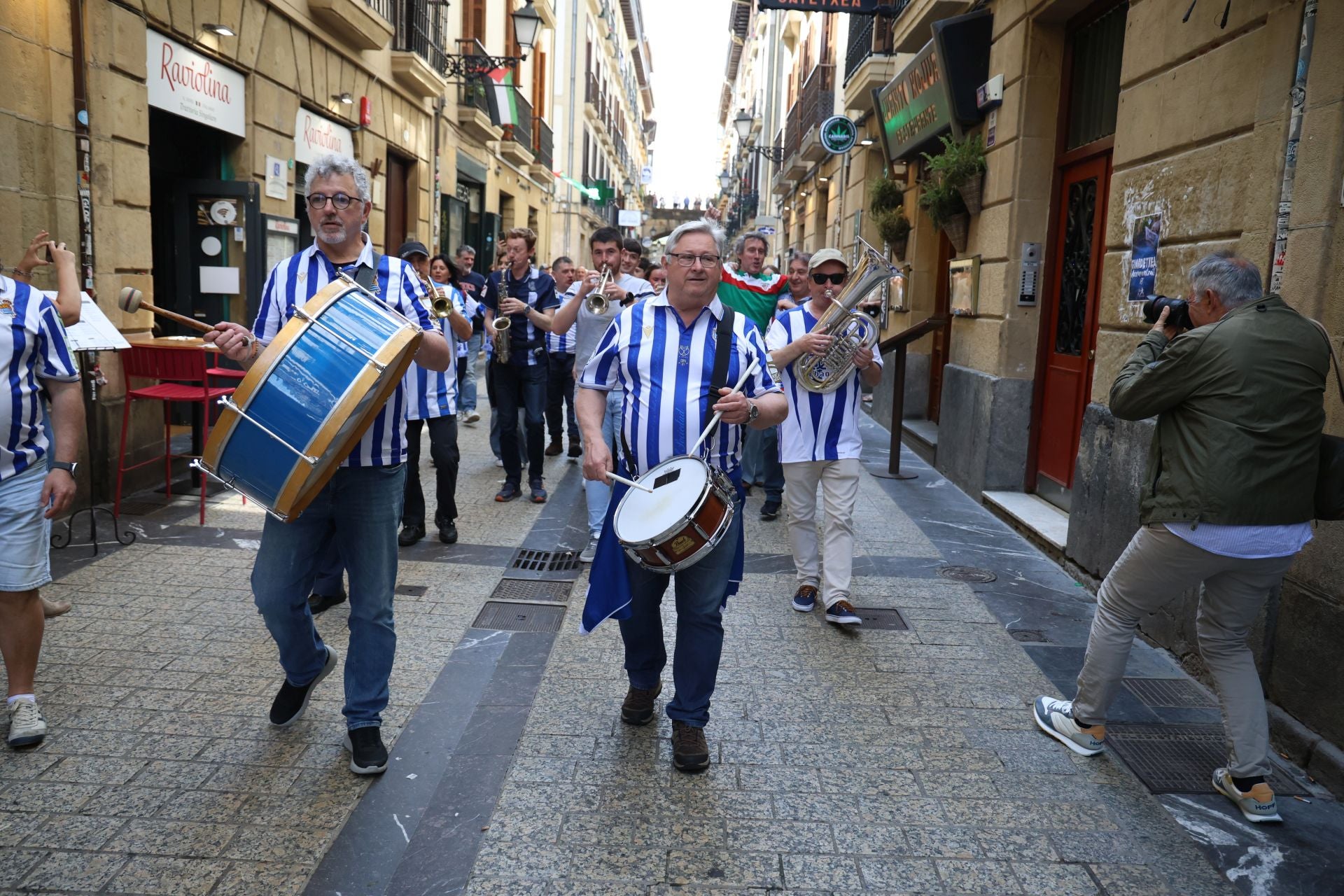 El derbi ya calienta motores en las calles de Donostia