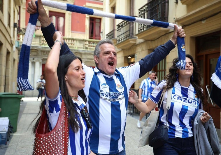 Aficionados de la Real, de cánticos en la Parte Vieja de Donostia.