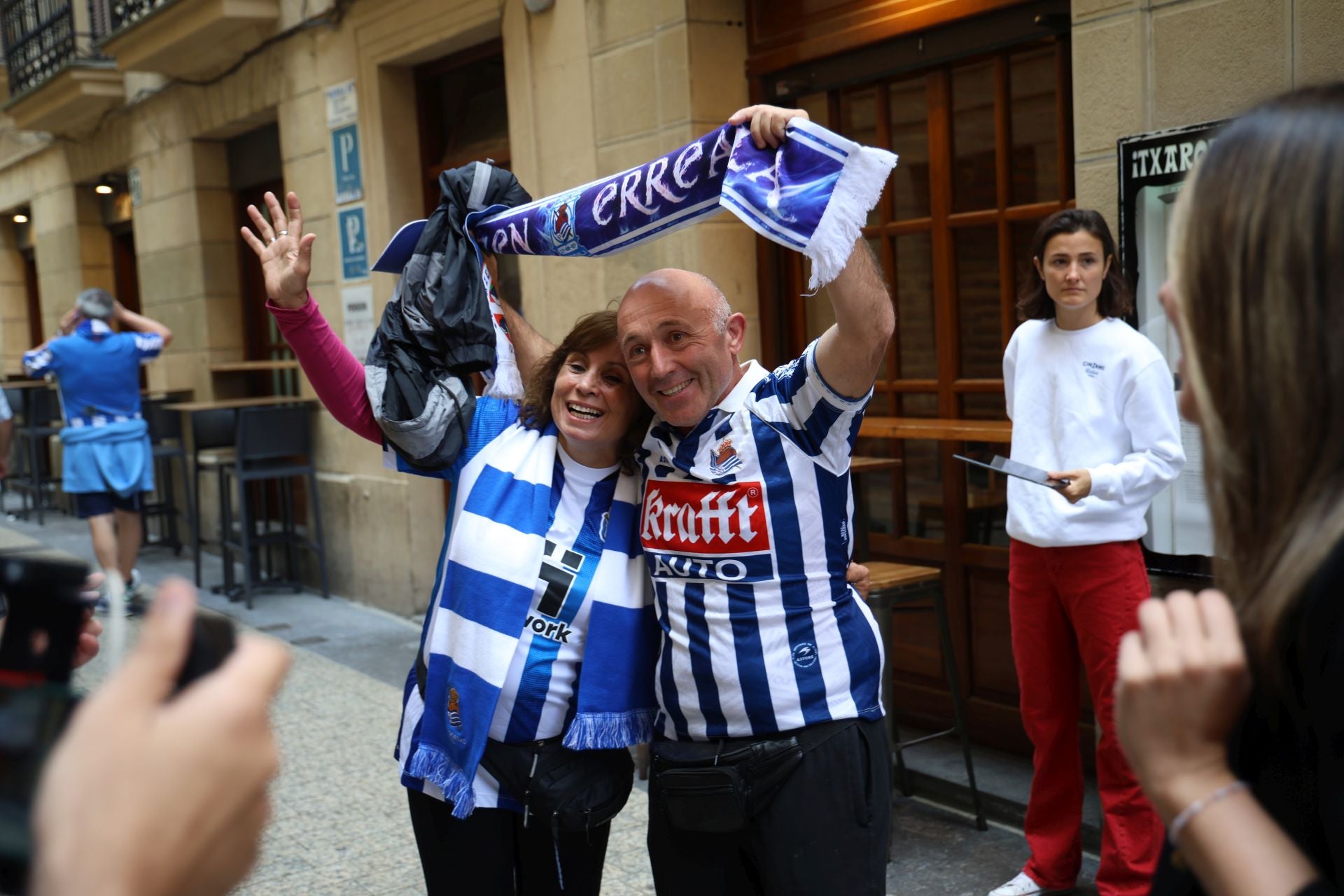 El derbi ya calienta motores en las calles de Donostia