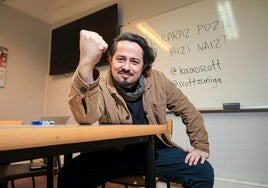Scott Zuñiga, en la clase del euskaltegi donde aprende nuestro idioma.