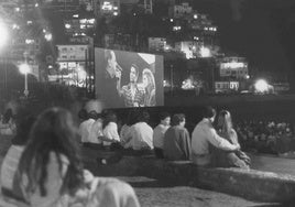 El cine en la playa de San Sebastián que genera nostalgia a los donostiarras: «Era un planazo»