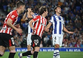 Martín y Zubimendi se lamentan tras malograr una ocasión.