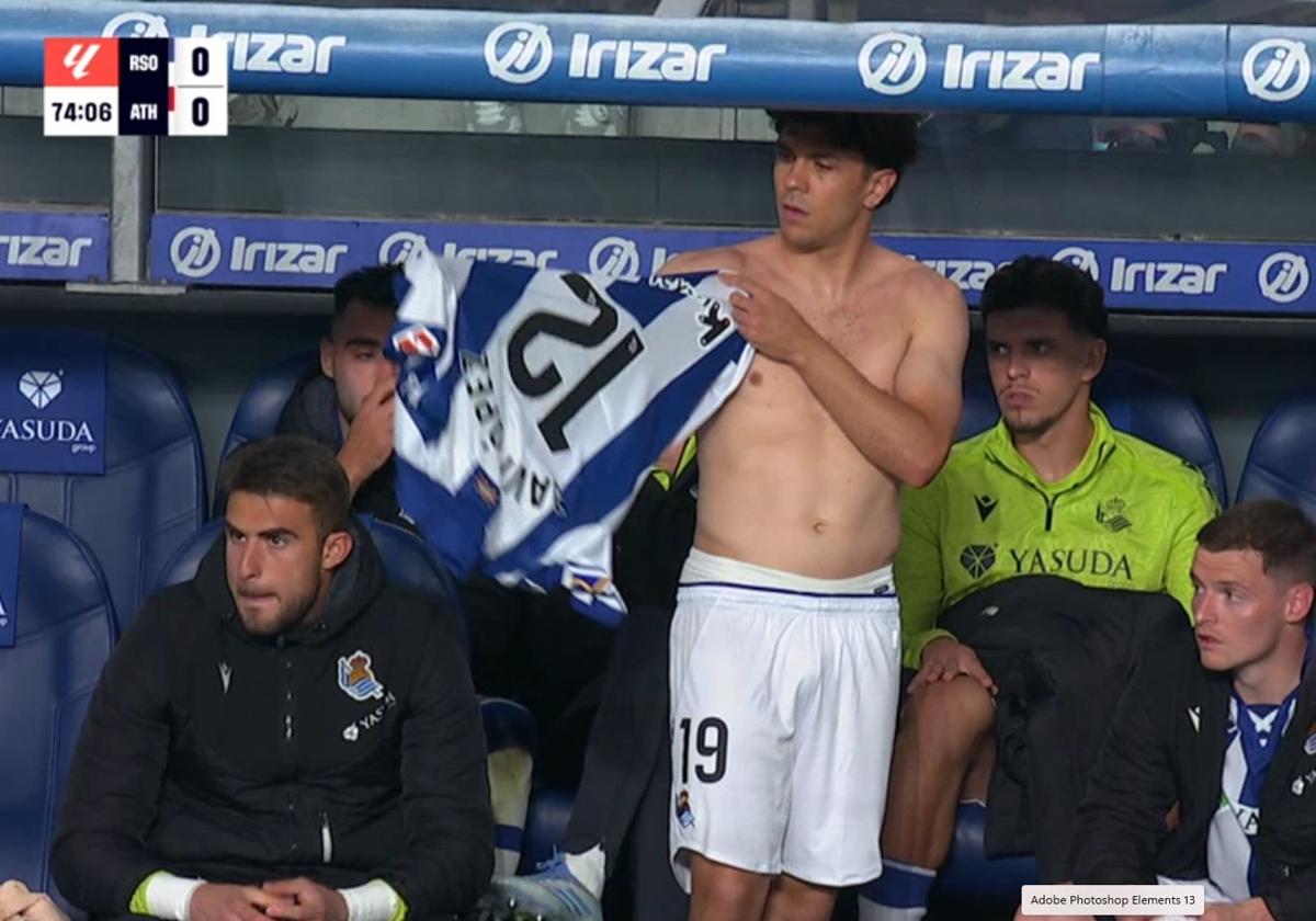 La maniobra de distracción de la Real Sociedad que nadie vio en el Reale Arena ante el Athletic: «Aranburu se viste la camiseta de otro jugador»