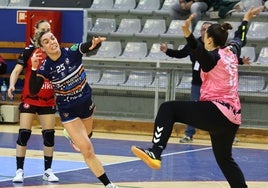 Anne Erauskin lanza a portería.