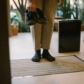 Cómo el simple hábito de quitarse los zapatos al entrar a casa puede contribuir a una buena salud