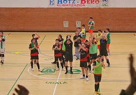 Los jugadores del Miren Taberna OKE festejando la nueva victoria que se adjudicaron en Eskoriatza.