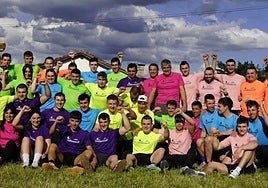 Partaide guztiek argazkia atera zuten zelaian, txapelketa osteko giro ona eta bizitako lehia estua ospatzeko.