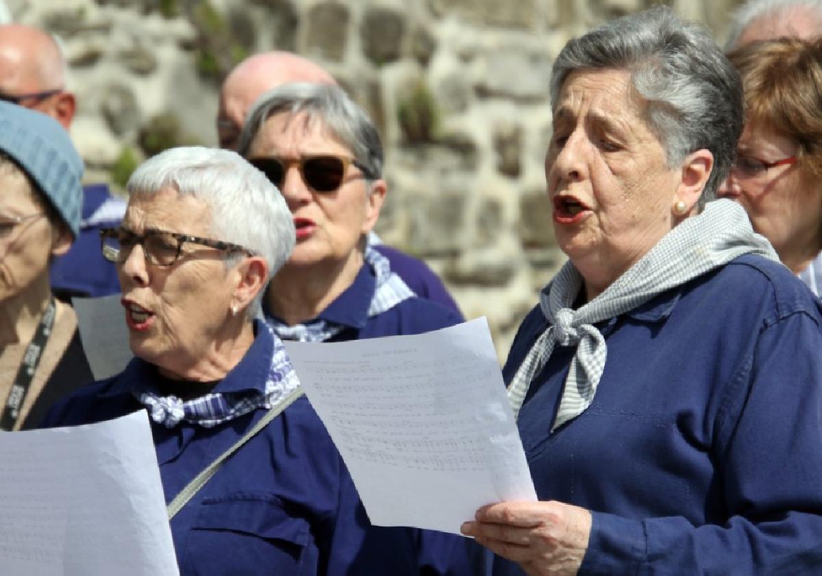 Karmengo Amabirjina atera zuten arrantzaleek