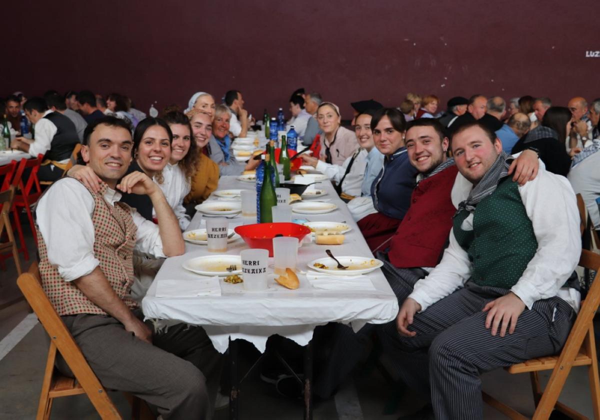 Erromeria baino, egun osoko festa borobila