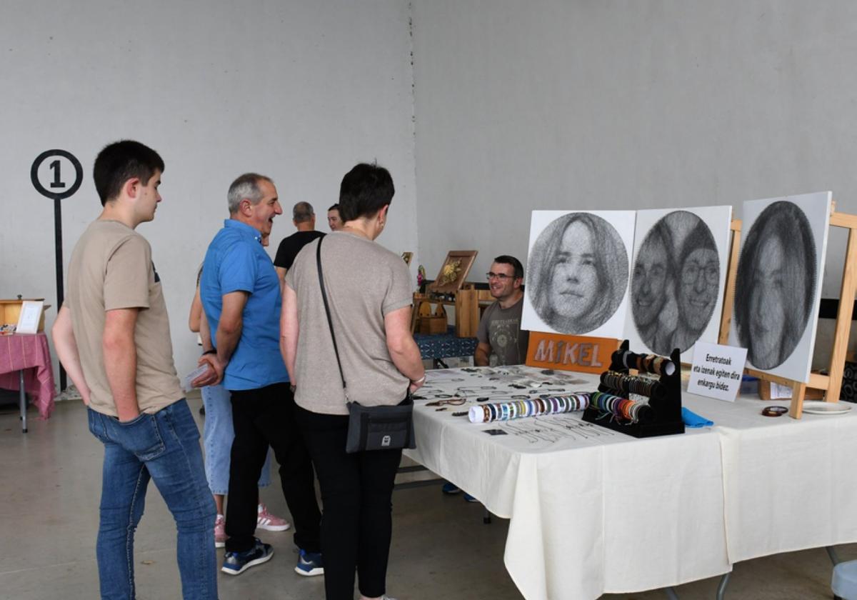 Herritar eta bisitari ugarirekin agurtu dituzte festak