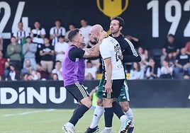 Eimil e Irazusta, desde el banquillo, fueron los primeros en llegar hasta Sergio Benito para celebrar con él el gol que dio el triunfo al Real Unión frente al Tarazona.