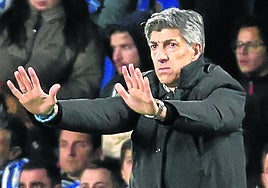 Imanol da instrucciones a sus jugadores durante el partido de Copa ante el Real Madrid en Anoeta.