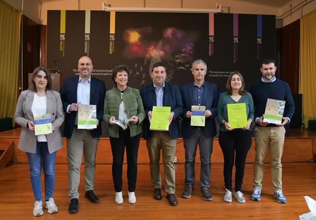 Representantes de las entidades participantes en el proyecto posan con el dosier.