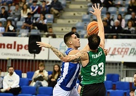 Manex Ansorregi penetra ante Alex Suárez, en el choque ante el Betis.