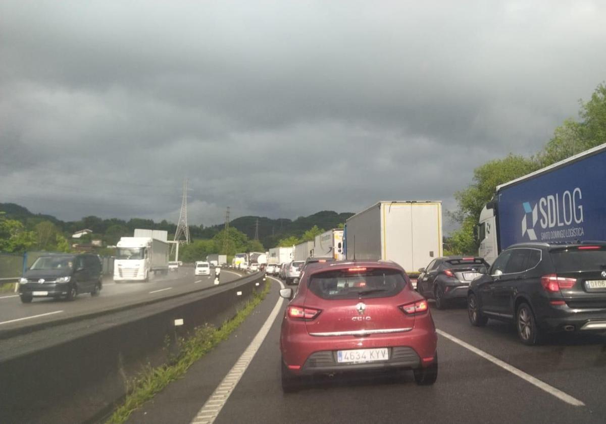 Un camión hace la tijera en la AP-8 en Oiartzun y provoca largas retenciones
