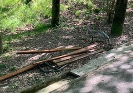 Escribe y manda esta fotografía H. Aiartza: «Queremos poner en conocimiento del Ayuntamiento y su servicio de Mantenimiento Urbano el estado de cierto mobiliario situado en el parque de Ametzagaina. Hay barandillas caídas y dos bancos destrozados. Es triste que se destruya de esta manera el mobiliario».