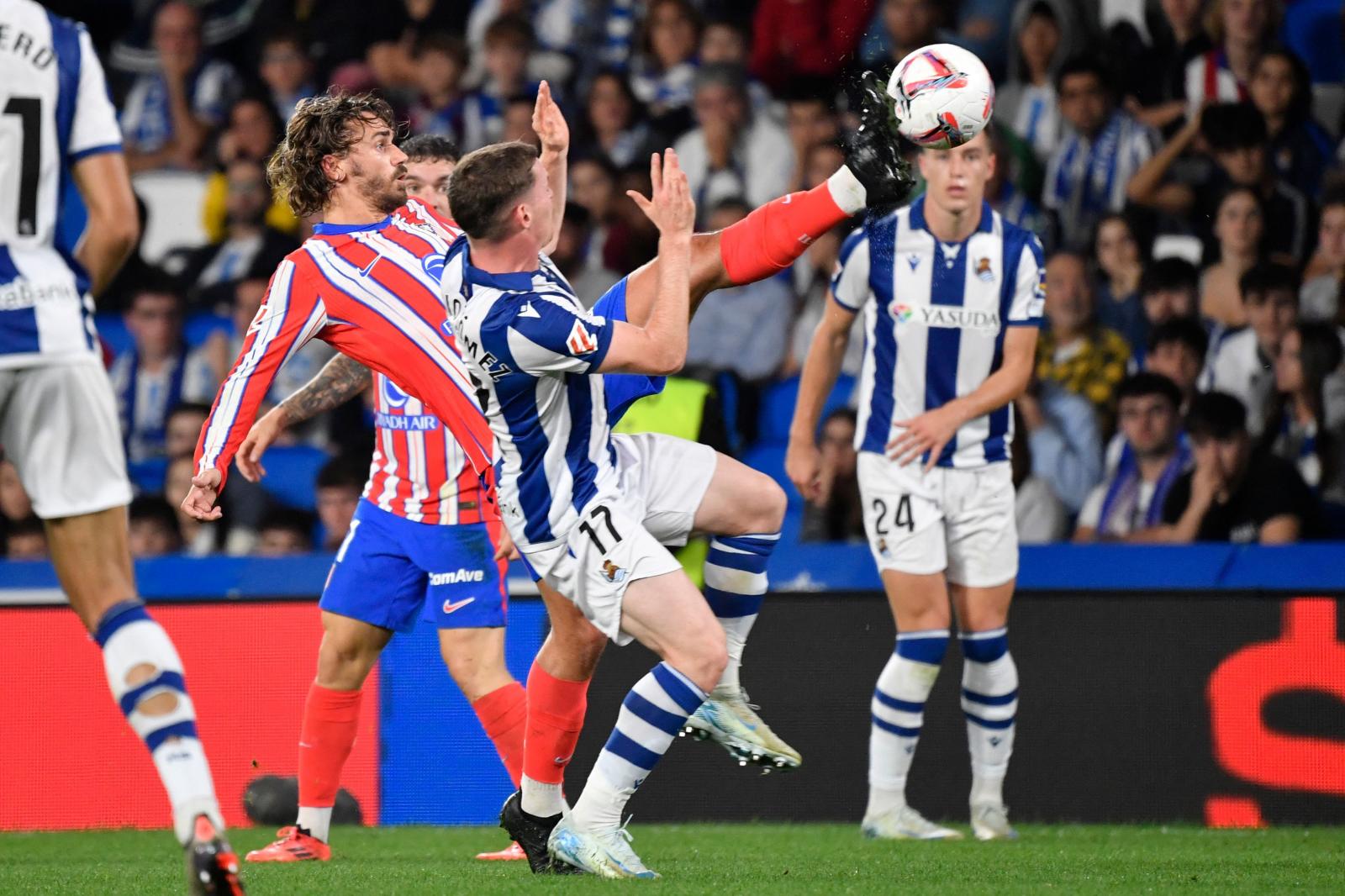 Griezmann intenta controlar ante Sergio Gómez en el partido de la primera vuelta