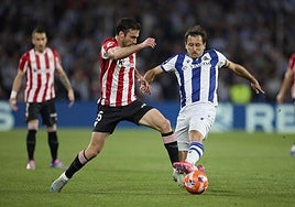 Oyarzabal disputa un balón con Lekue en el derbi del pasado domingo