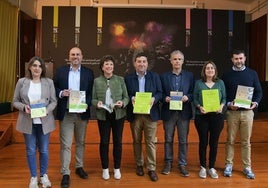 Los representantes de las entidades colaboradoras posan con el dosier.