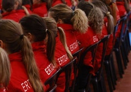 Mujeres ertzainas en el inicio de curso de una nueva promoción de agentes.