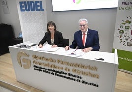 La presidenta de Eudel, Esther Apraiz y el presidente del COFG, Miguel Ángel Gastelurrutia, firman el acuerdo.