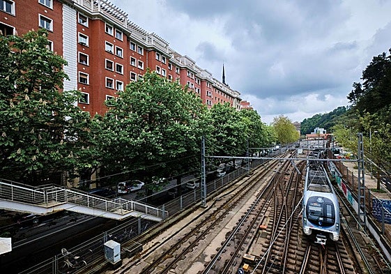 El Topo circula frente a los edificios residenciales del paseo de Errondo.