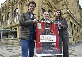 El tenor Aitor Garitano, Carlos Benito, miembro de Donostia Musika, y Lucía Arzallus, del coro Easo.