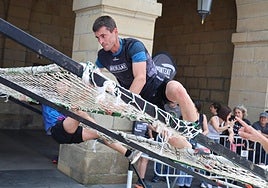 Los participantes tuvieron que sortear nada menos que 55 obstáculos por todo el recorrido, muchos de ellos en la plaza San Juan.