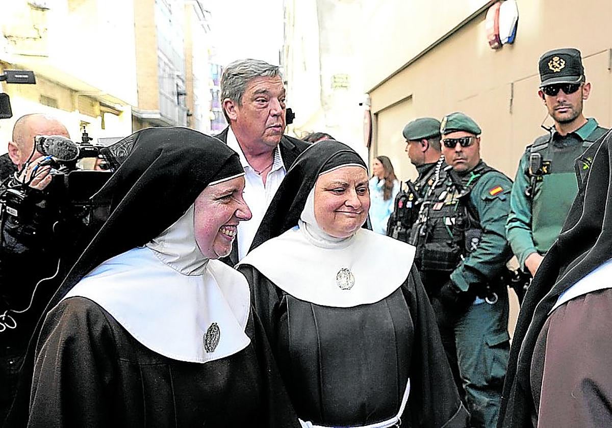 Sor Sion, sor Belén y sor Isabel entran en los juzgados de Briviesca, custodiados ayer por la Guardia Civil.