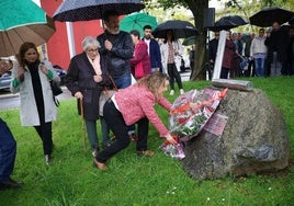 Maider Lainez, secretaria general del PSE-EE de Andoain, colocó el ramo de flores en el acto en recuerdo a José Luis López de Lacalle.
