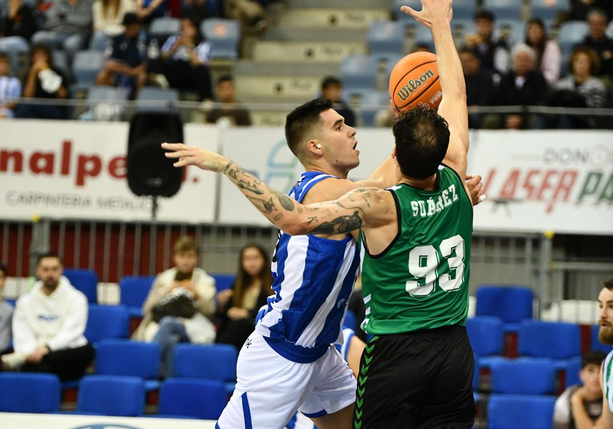 Manex Ansorregi penetra ante Alex Suárez, en el choque ante el Betis.