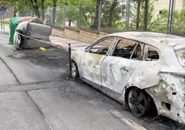 Automóvil calcinado durante la quema de contenedores el pasado fin de semana en el Paseo Arrasate.