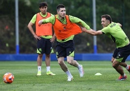 Zubeldia, agarrado por Olasagasti en el entrenamiento de este miércoles en Zubieta.