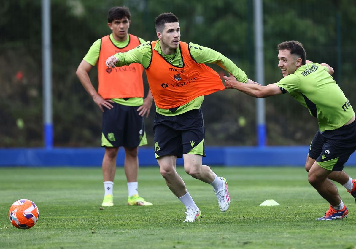 Zubeldia, agarrado por Olasagasti en el entrenamiento de este miércoles en Zubieta.