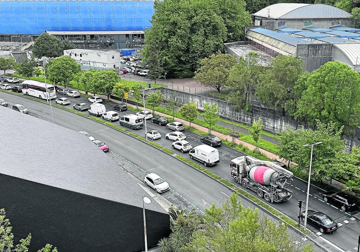 Denuncian la «vergüenza de gestión» en la plaza Aita Donostia y el colapso de tráfico