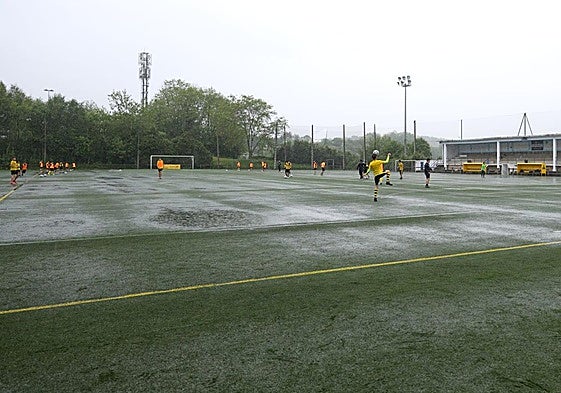 El campo de fútbol de Herrera, además de nueva hierba artificial, contará con un renovado sistema de drenaje.