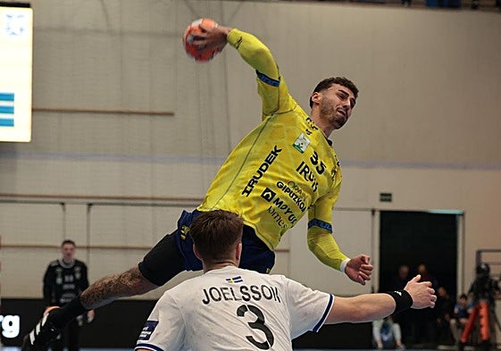 Pedro Pacheco se levanta para realizar un lanzamiento.