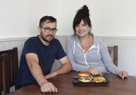Iker e Irati se toman una burger 'La Cría' (90 gramos) en su local, Marrua.