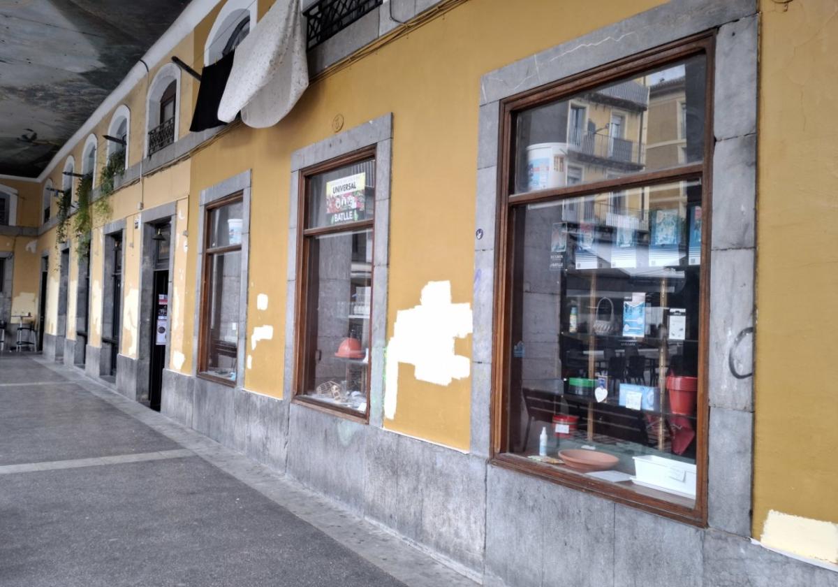 La plaza Euskal Herria, cada vez más cerca de estar libre de pintadas