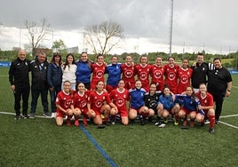 El equipo al completo y autoridades en su visita a Álava.